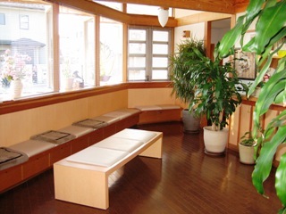 内田皮ふ科 待合室