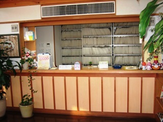 内田皮ふ科 受付カウンター